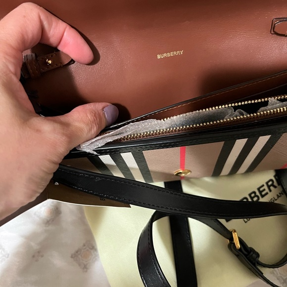 It’s a really cute Burberry purse brand new never used it with tags - Picture 3 of 9